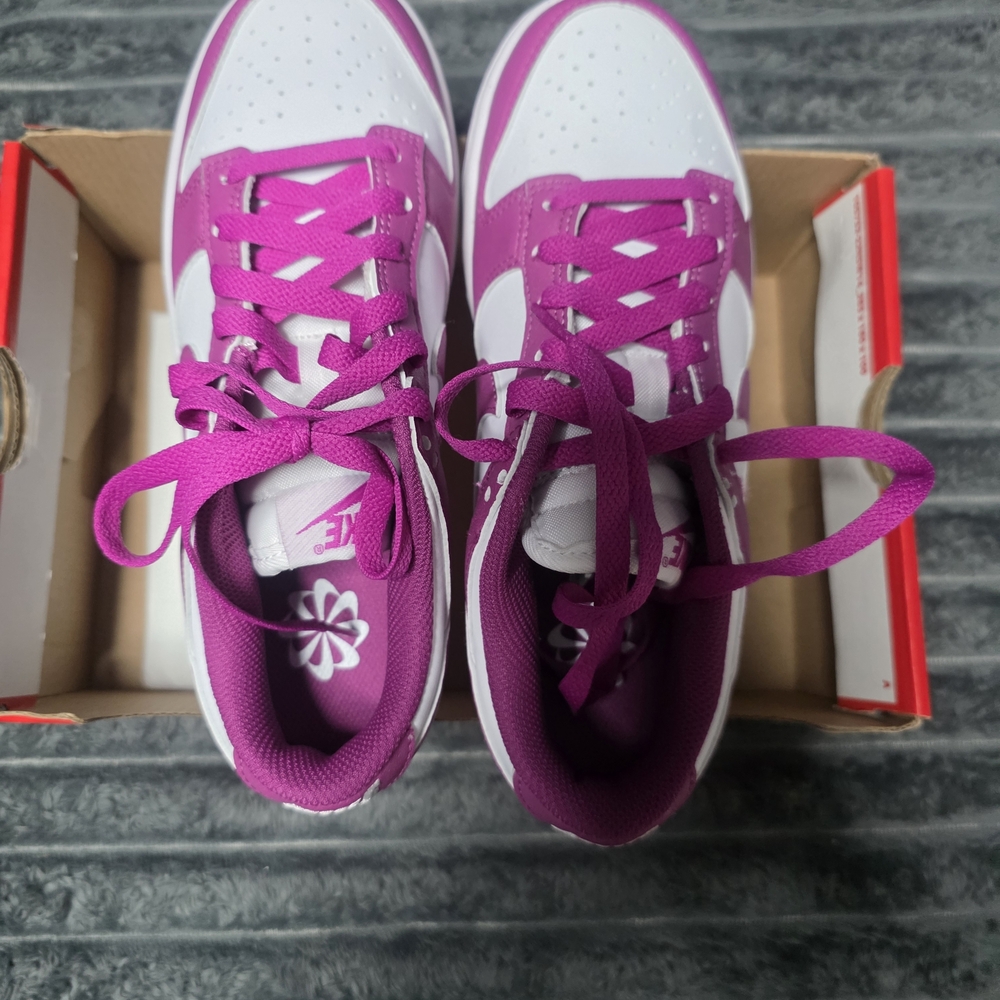 Nike Low-Top Sneakers in White and Fuchsia